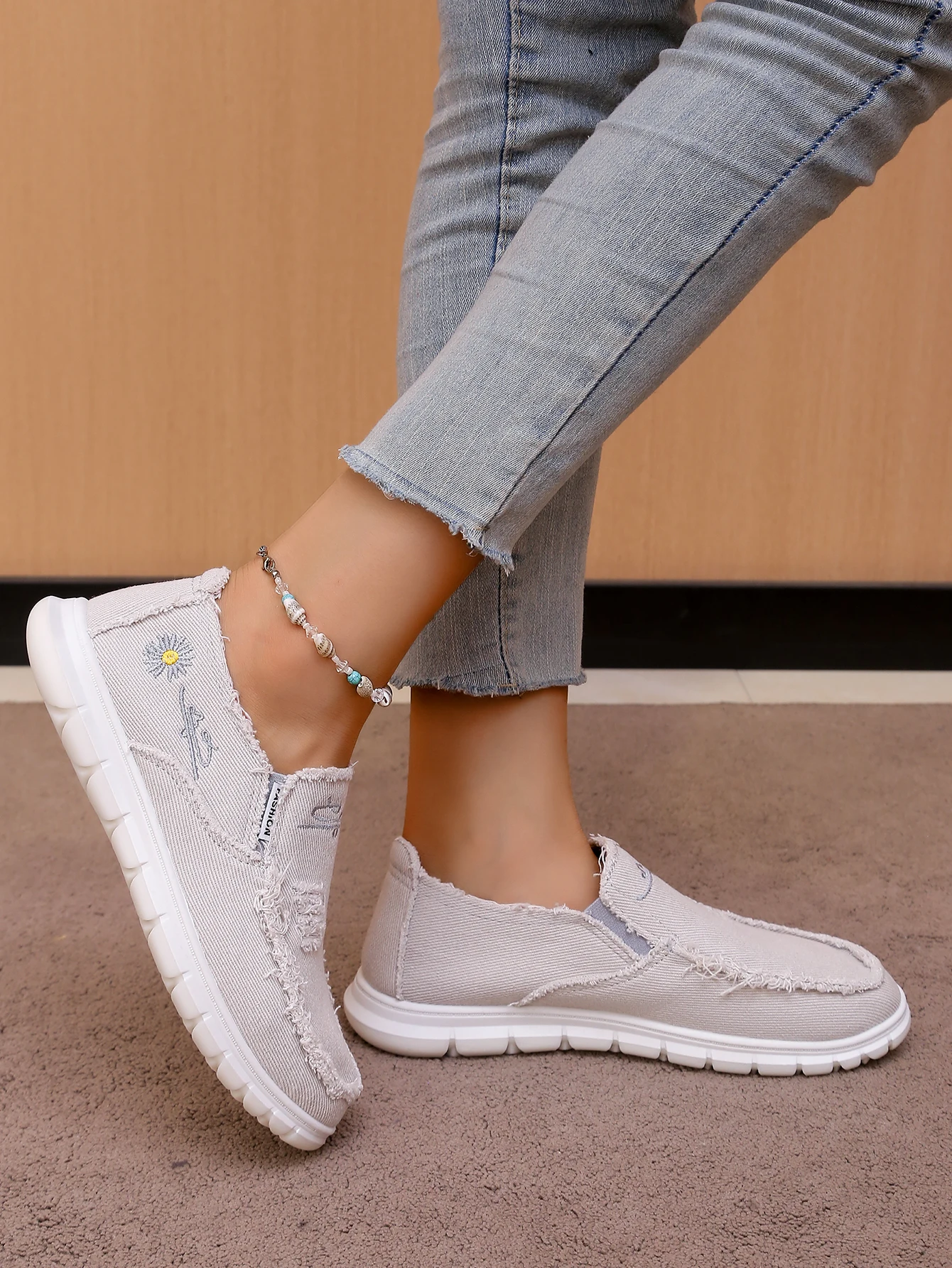 Damen-Slip-On-Schuhe aus Segeltuch, lässige Slipper mit Gänseblümchen-Stickerei, bequeme, leichte Wanderschuhe für den täglichen Gebrauch – Detail 13