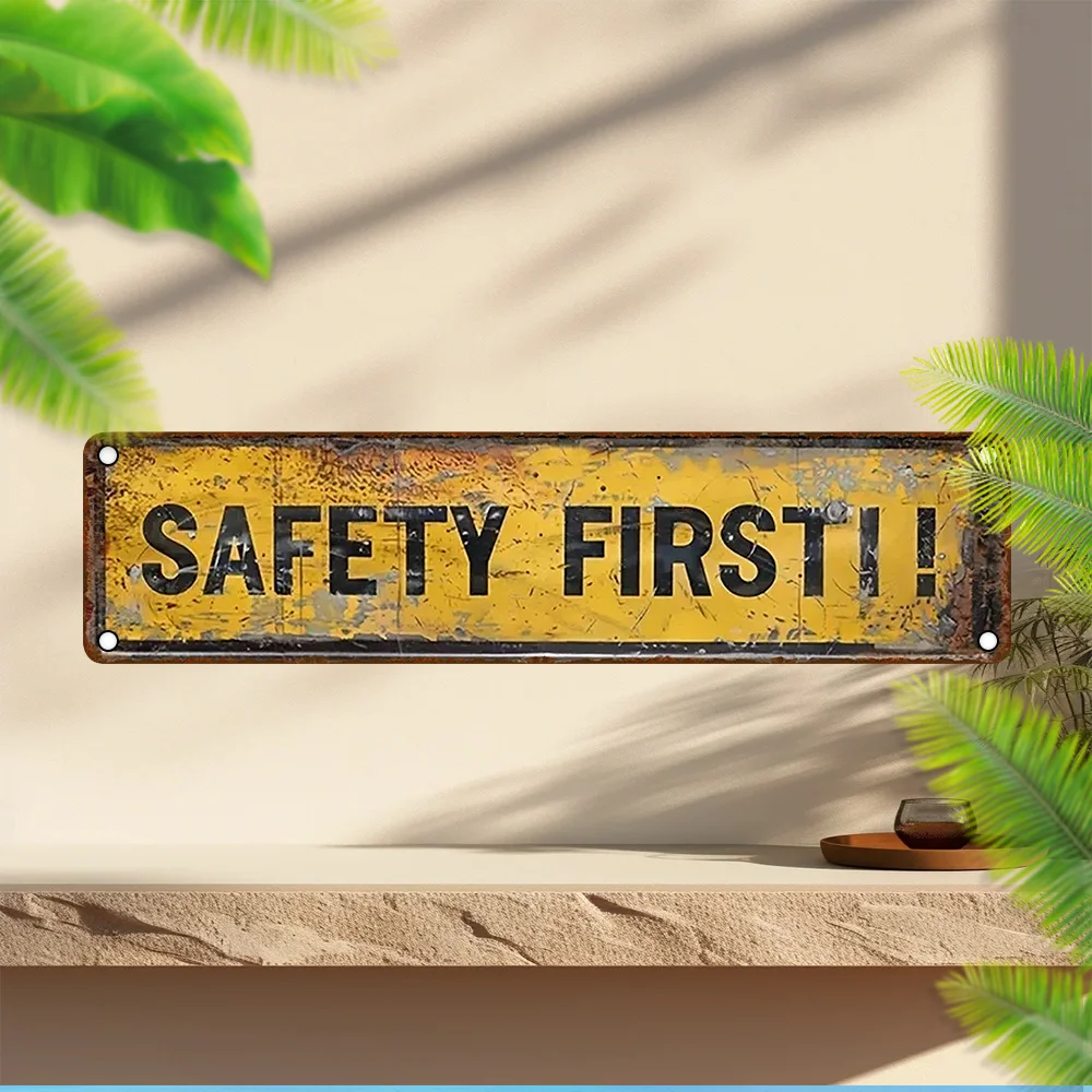 Panel de aluminio vintage con la inscripción "SAFETY FIRST!" Decoración mural rústica de metal con un fondo amarillo y texto