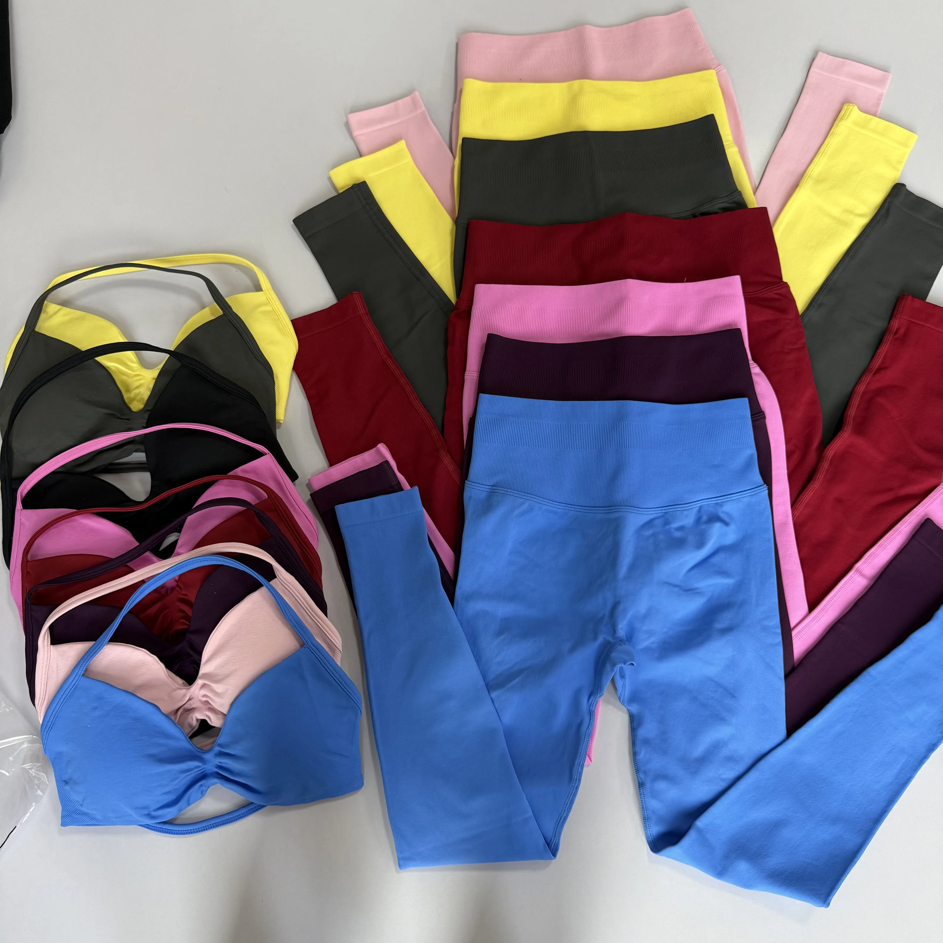 2-teiliges Set für Damen, nahtloses, schlichtes (ohne Logo) Yoga-Set, Sport-BH mit Neckholder und hochtaillierte, formgebende Leggings für Fitness-Workouts – Detail 6