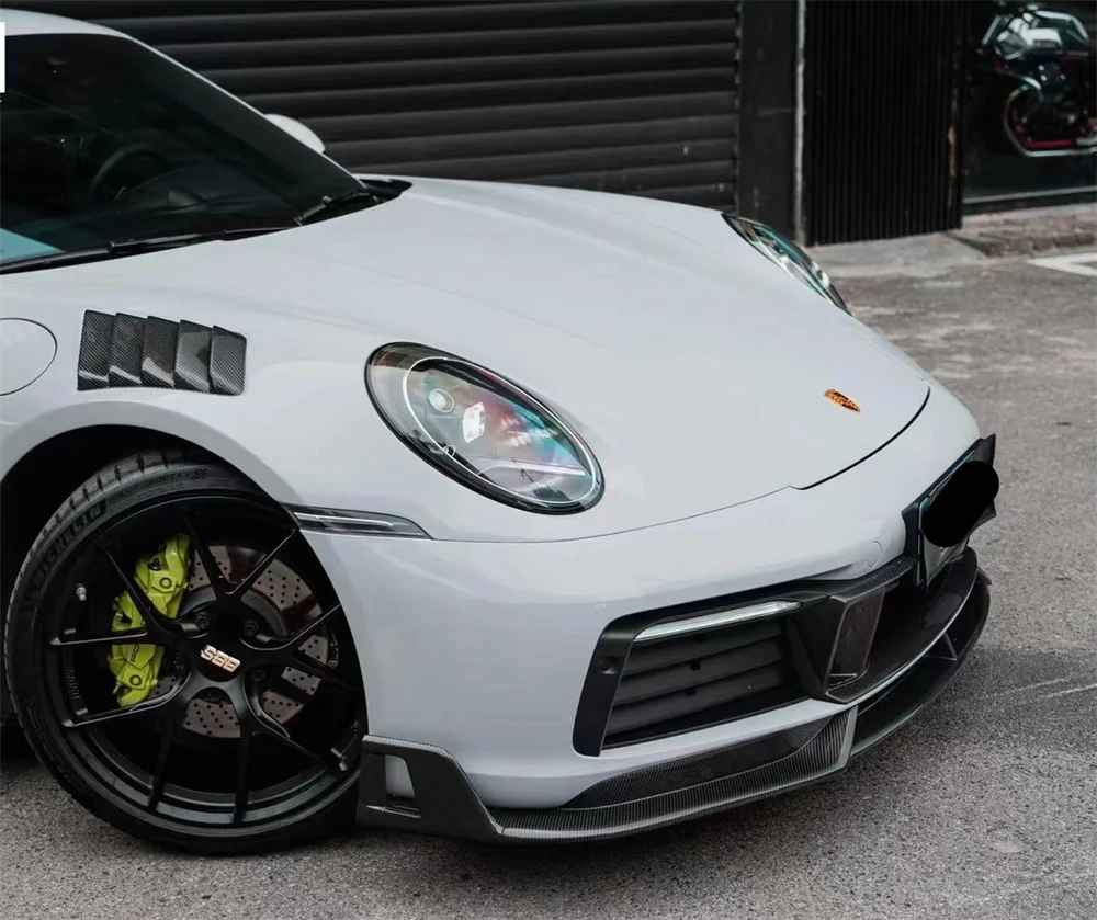 

Используется для обновления Porsche 911 992 Carrera S с базой из смолы в стиле GT3 и комплектом корпуса брызговика из углеродного волокна.