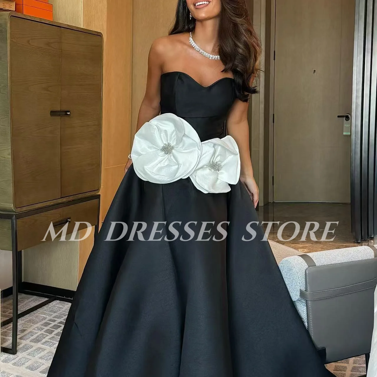 MD Modernes schwarzes A-Linien-Abendkleid mit weißer 3D-Blume, ärmellos, für besondere Anlässe, individuell gestaltetes Abendkleid 2025