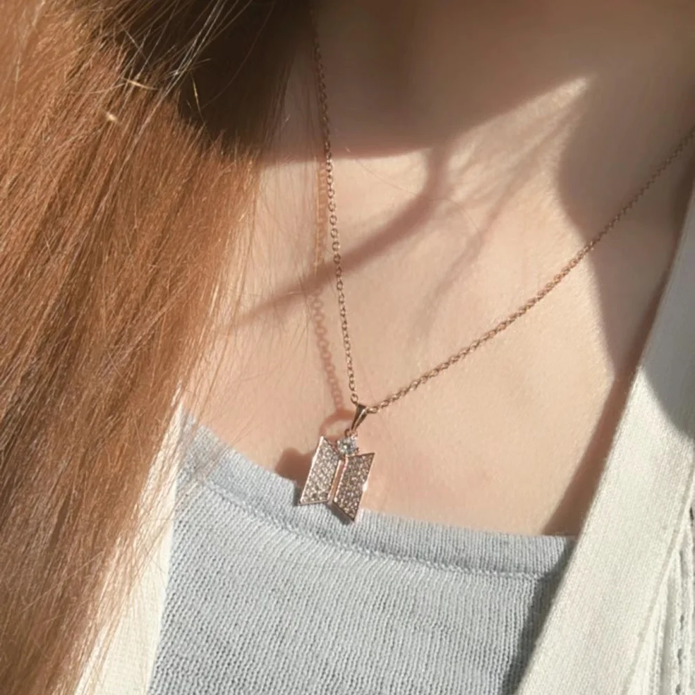 

Fashion Necklace with Crystal-tone Zircon Alloy Pendant Gift for Fans
