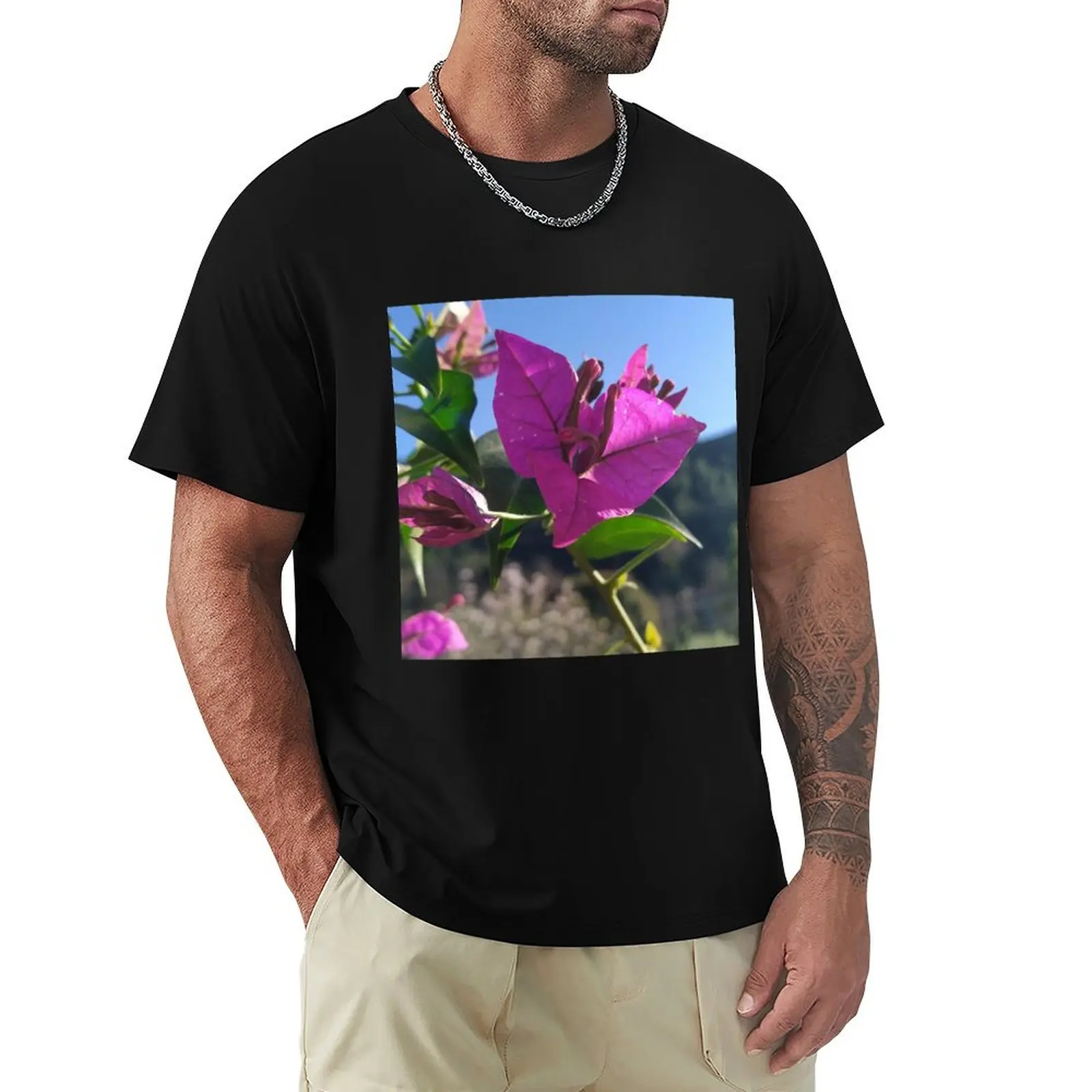 

Bougainvillea looks at the sun T-Shirt Casual Simple Design Short Sleeve Shirt