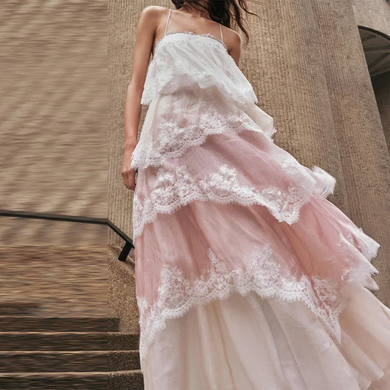 Rosa-weißes, gestuftes Maxikleid aus Spitze für Damen, ärmellos, mit Spaghettiträgern, Rüschen, fließend, im Boho-Stil, für Sommerurlaub, Strand und Abschlussball