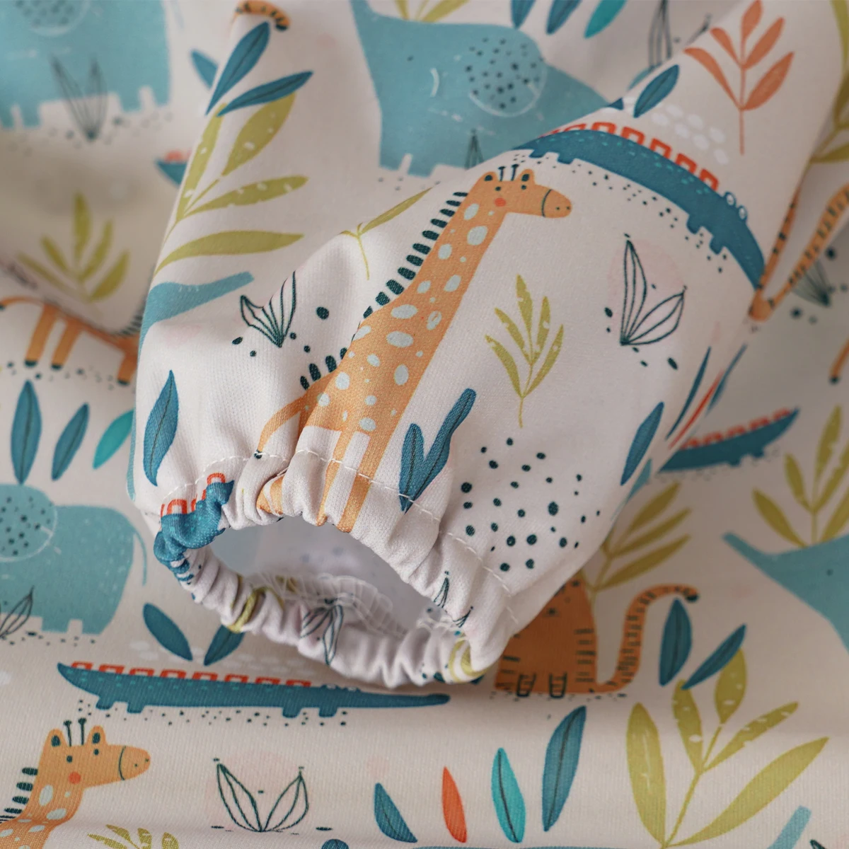 مرايل تغذية الأطفال المقاومة للماء من Elinfant، مرايل مريلة مقاومة للفوضى بتصميم لطيف وأكمام طويلة