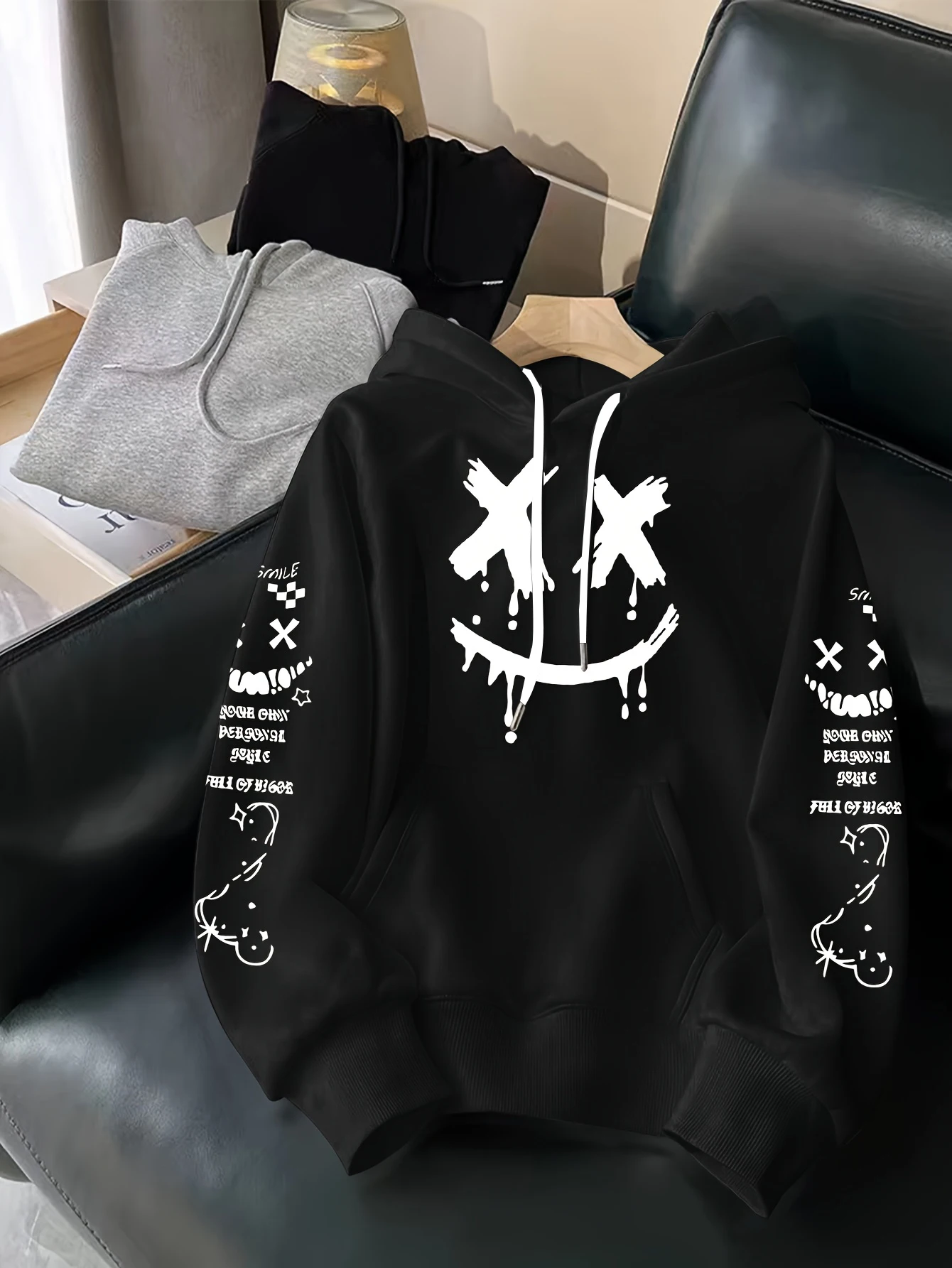 

Новая осенняя мужская толстовка с капюшоном 2025 года — это повседневная и модная уличная мужская одежда с принтами улыбающегося лица.