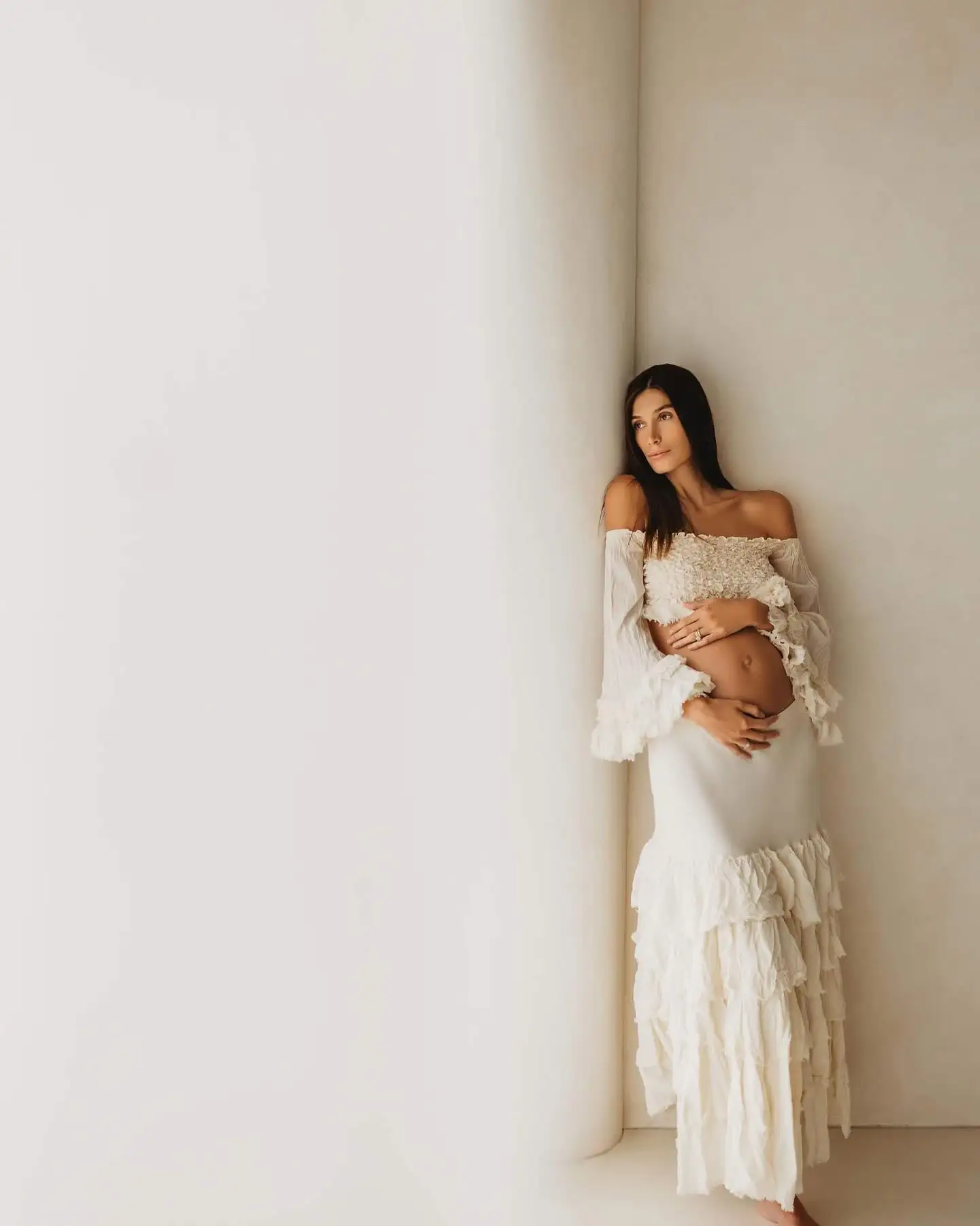 ชุดเดรสถ่ายภาพคนท้อง ชุดเซ็ตสไตล์ยิปซีสำหรับผู้หญิง ชุดโบโฮสไตล์ตะวันตกสองชิ้น สีครีม กระโปรงยาวระบายหลายชั้น สำหรับการถ่ายภาพคนท้อง