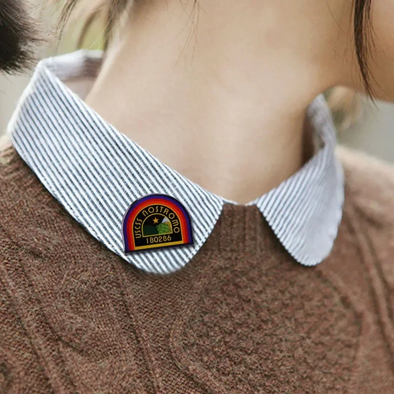 دبوس طية صدر نوسترومو ، هجوم أجنبي ، شارة بقاء ، مجوهرات ملونة عتيقة ، #5