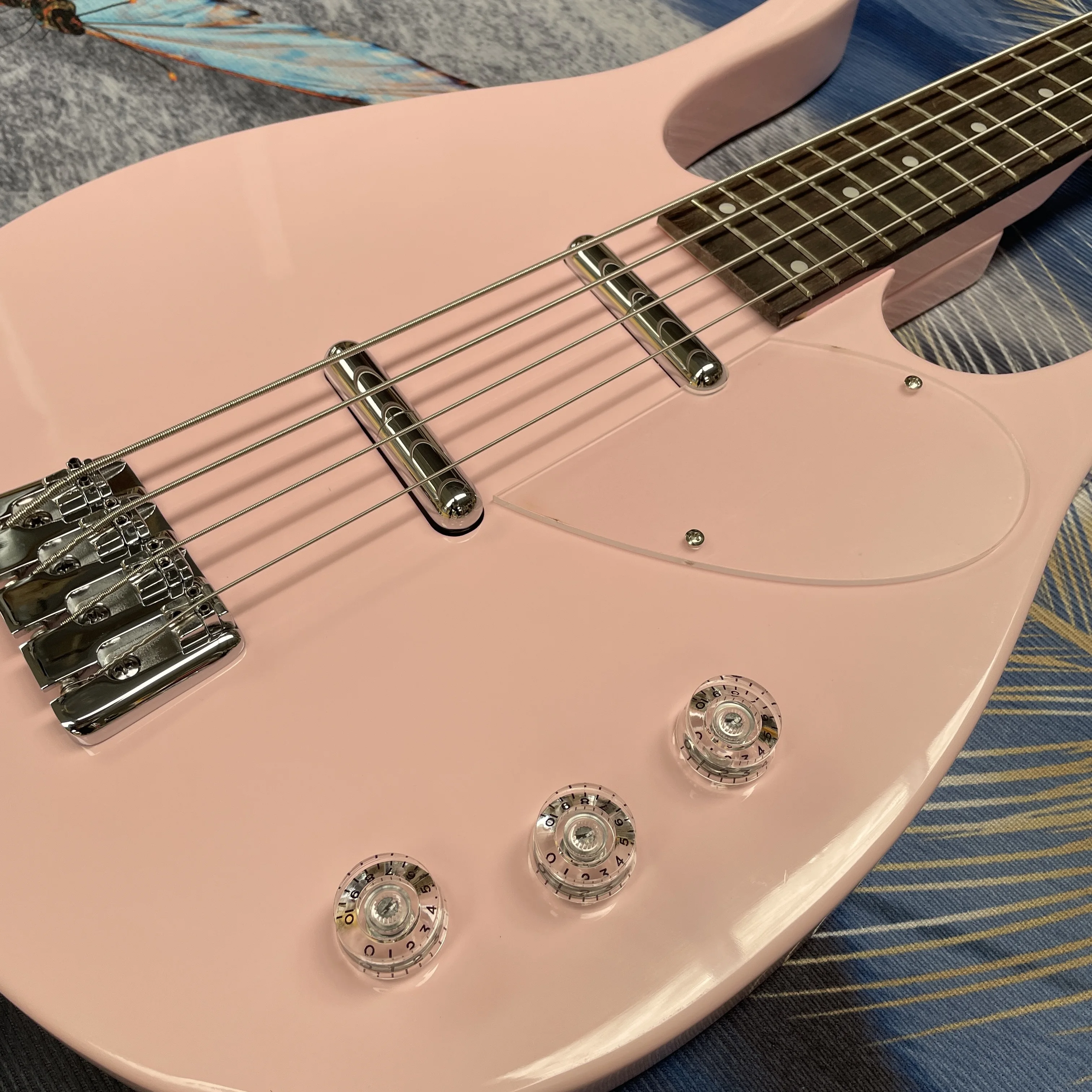 4-string light pink long horn-shaped electric bass guitar, rosewood fingerboard guitars,essential for beginner girls guitarra.