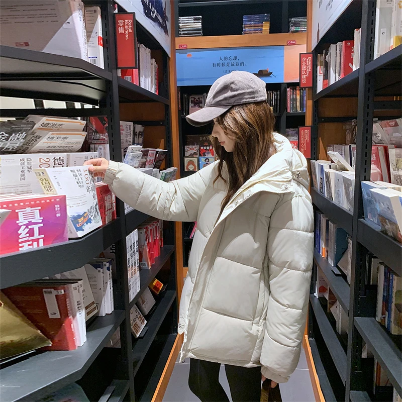 Piumini invernali da donna corti 2025 nuova giacca imbottita in cotone cappotti da pane versione coreana tendenza allentata casual per studenti