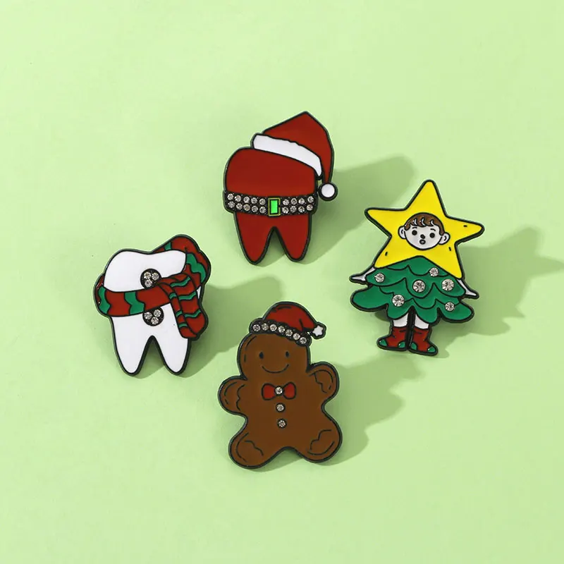 Ziemlich Cartoon Weihnachten Thema Pins Hut Schal Zahn Figur Baum Emaille Broschen Weihnachtsgeschenk Günstige Schmuck Artikel Großhandel