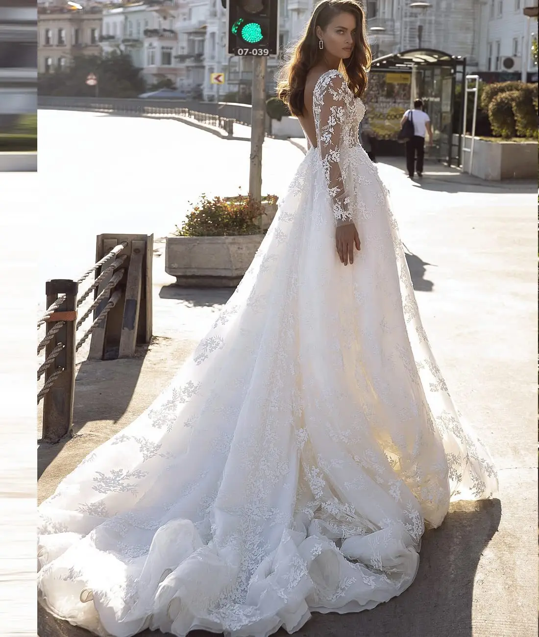 

2025 New Women Princess Wedding Dresses V-Neck Long Sleeve Lace Appliques Backless Boho Bridal Gowns Vestidos De Noiva