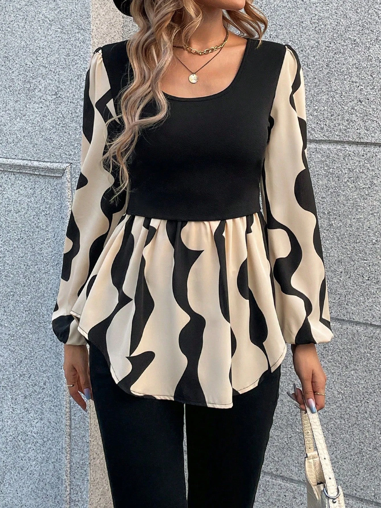 بلوزة نسائية طويلة الأكمام بطباعة تجريدية، رقبة مربعة، تصميم أسود - بيج، مثالية للخططات غير الرسمية وأيام المكتب