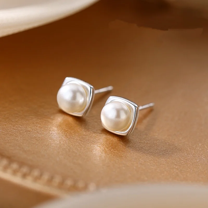 

New Hot 925 Sterling Silver Pearl Earrings Light Luxury, Gentle Temperament Fashionable And Suitable For Women's Jewelry