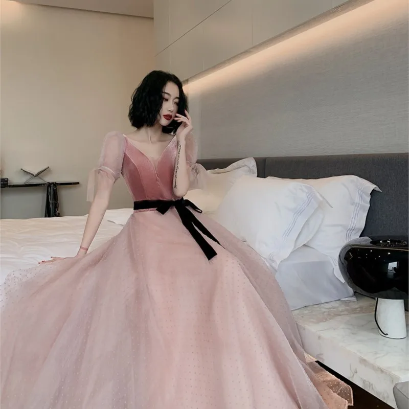 

A pair of performance dresses will be distributed at the toasting and rose-colored banquet