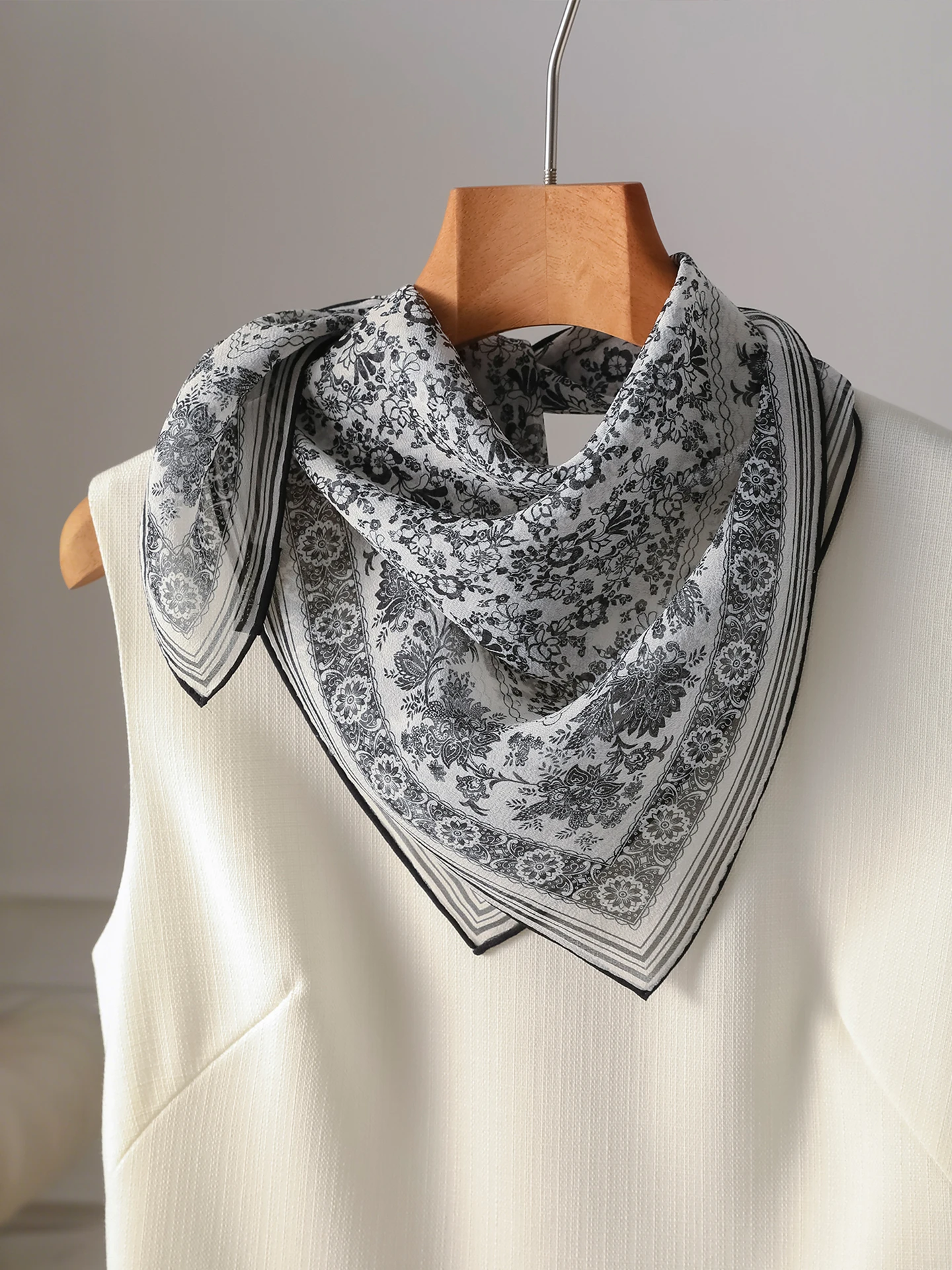 シルクスクエアスカーフ-レディース-新作-2026年春-軽量-ネックプロテクション-三角スカーフ-おしゃれ-韓国風-花柄