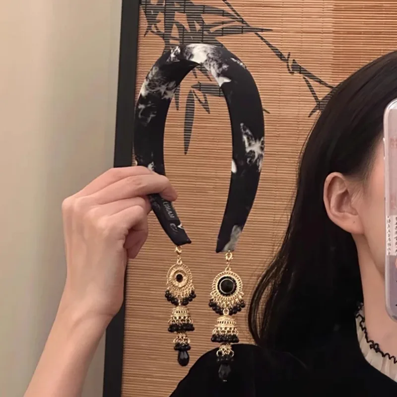 

Retro Ethnic Vintage Headband for Women Autumn/Winter Versatile Velvet Headband with Fringe Ethereal Ink-Washed Design