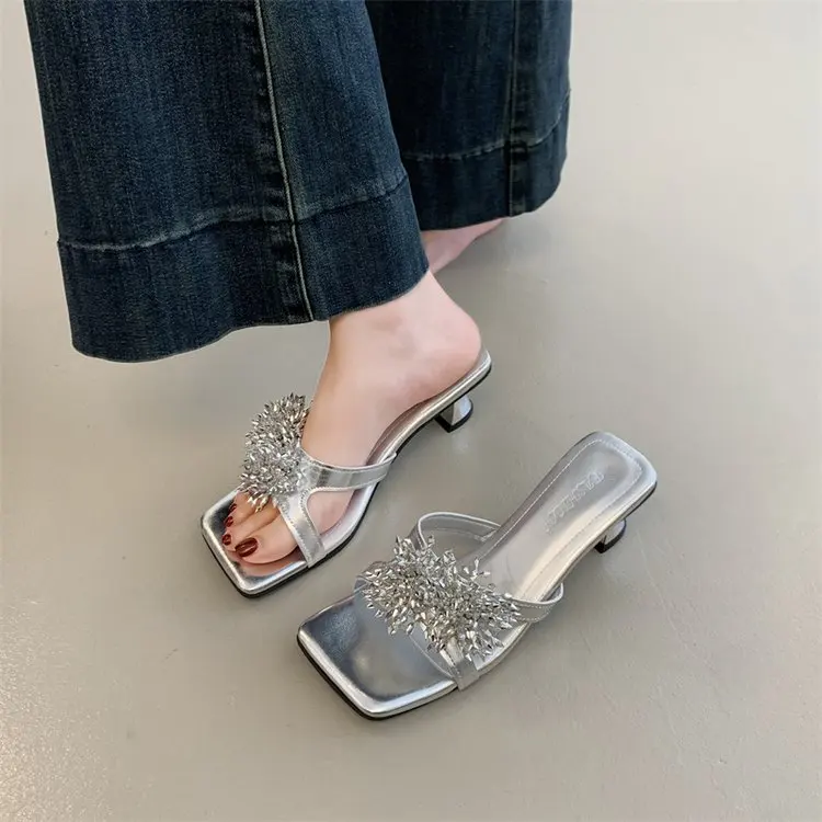 

Летняя женская обувь, пикантные женские тапочки с открытым носком, модные сандалии на среднем каблуке со стразами и кристаллами на шпильке, женские уличные туфли на высоком каблуке