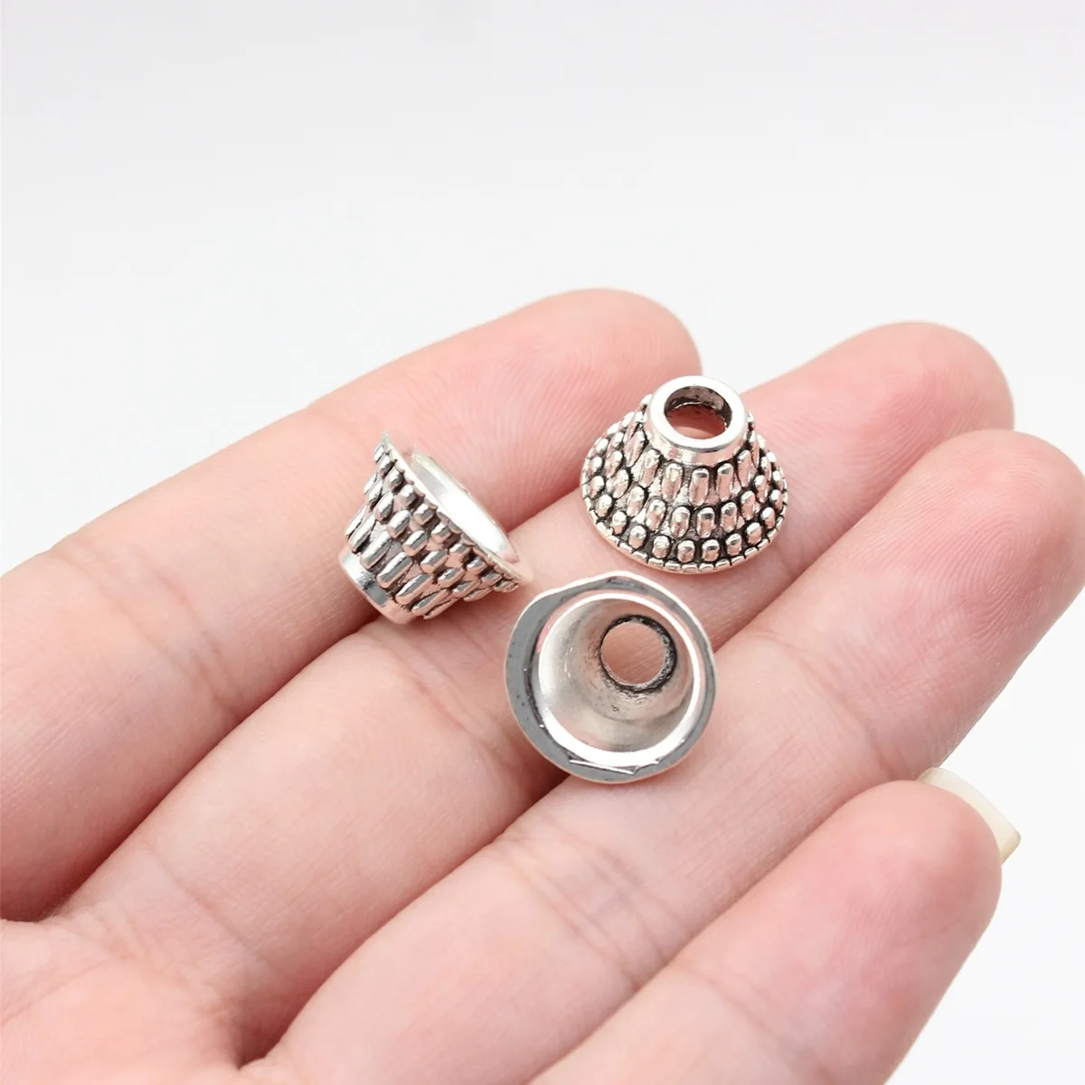 WYSIWYG 10 Stück 14x14x8,5mm 2 Farben Antik-Bronze-Farbe Antik-Silber-Farbe Quasten-Endkappen Perlenkegel für DIY-Schmuckherstellung