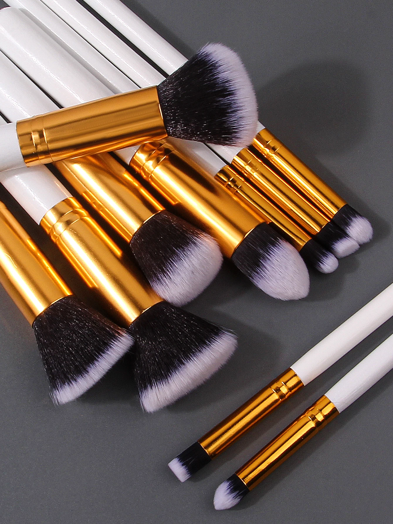 ชุดแปรงแต่งหน้ามืออาชีพ 13 ชิ้น: แปรงแต่งหน้าอเนกประสงค์ + กระเป๋าเก็บของขนาดใหญ่ + พัฟแป้งรูปสามเหลี่ยม