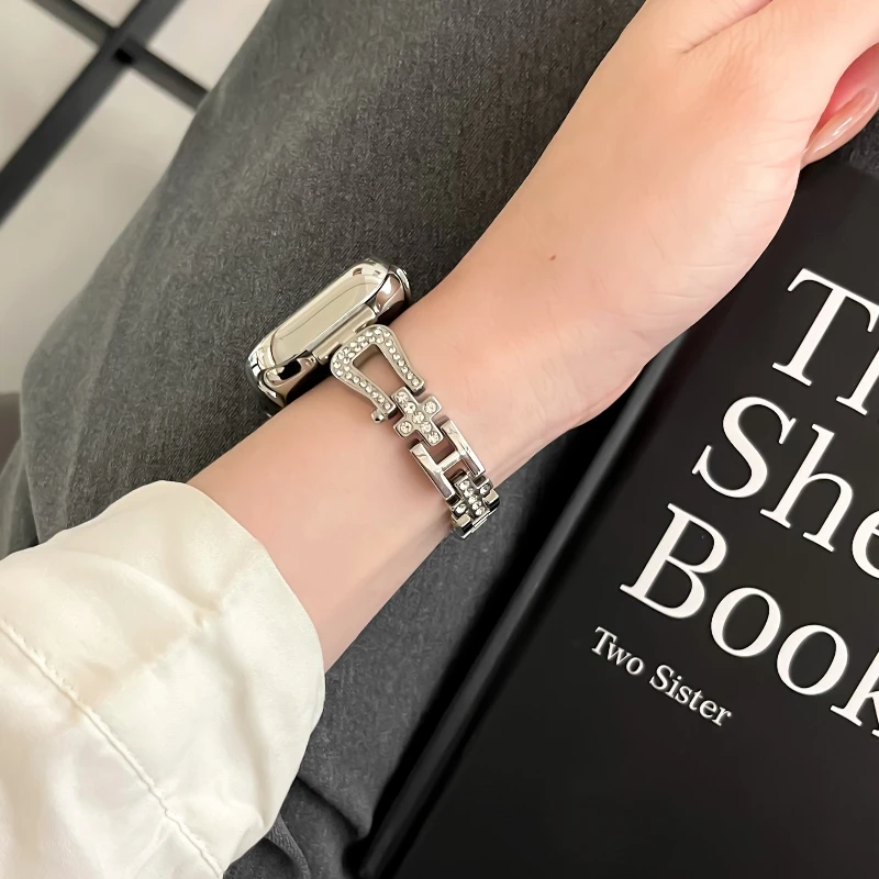 Металлический ремешок для Apple Watch Band 49 мм 46 42 45 41 38 40 44 мм с пряжкой в форме подковы Роскошный женский браслет с бриллиантами iWatch S10 9 8 7 6 5