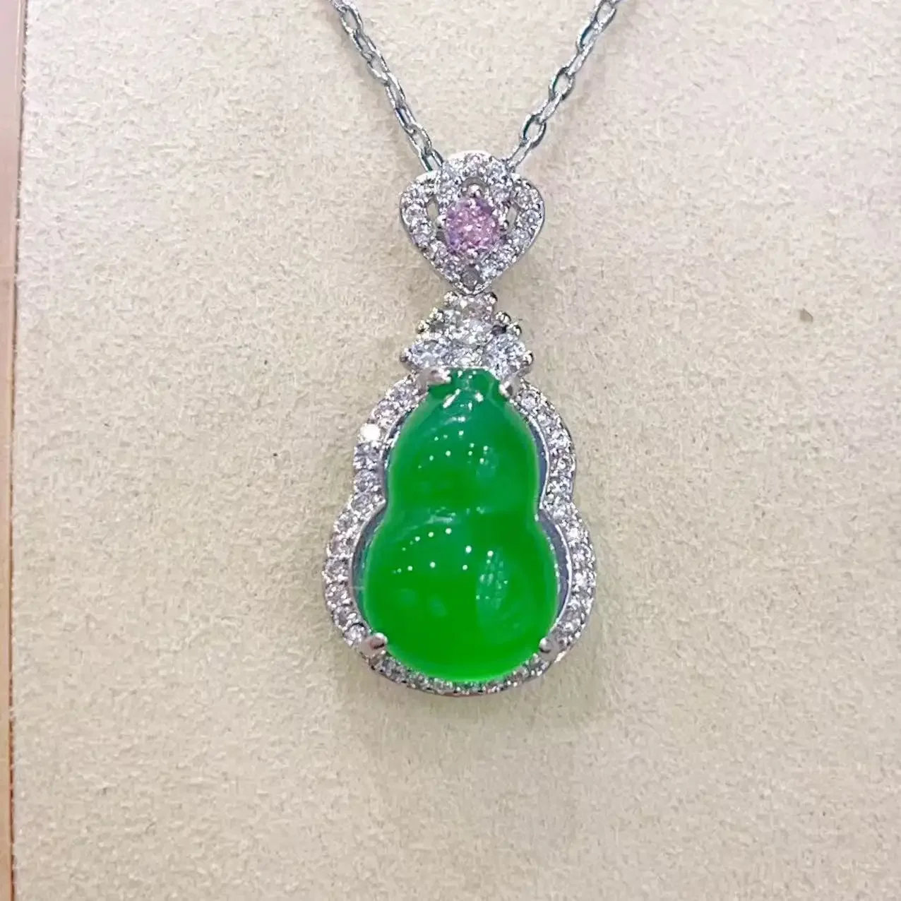 

Jade ice type luxury inlaid gourd pendant, ice transparent, moist, thick and full, with its own jadeite pendant.