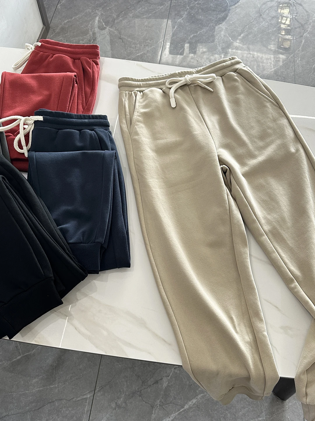 

Heavyweight 300g Men's Casual Sporty Trousers with Cuffs in Cotton Blend for Autumn Season Youth Fashion Straight Leg Length ...