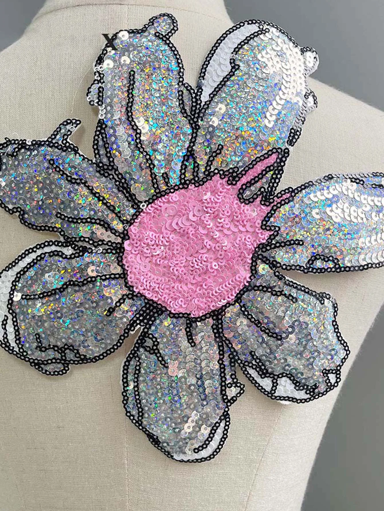 1 Piece Silver Sequined Flower Design Patch Fashion White Shining Iron On Patch for Clothing Decoration DIY Applique