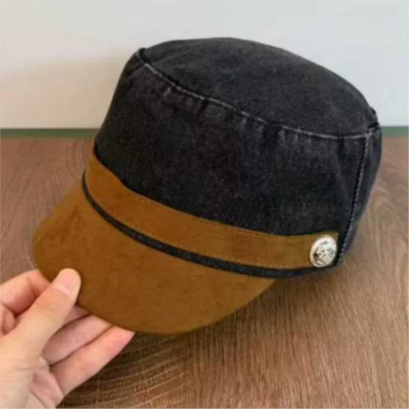 

A new style of personalized and fashionable beret that makes your face slimmer more elegant