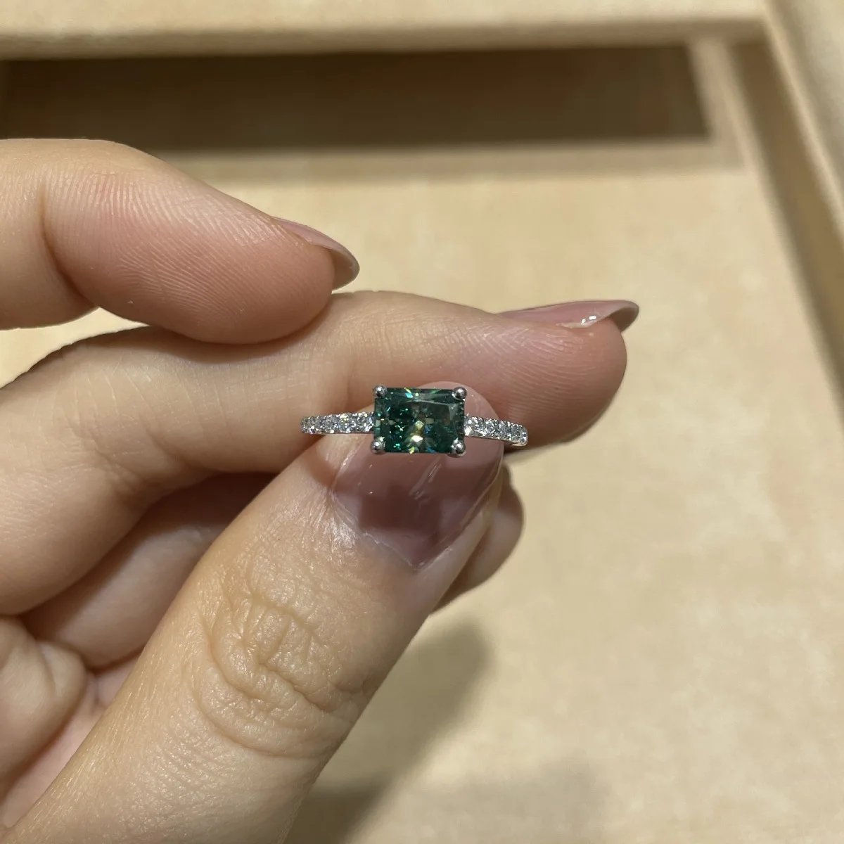 

Luxury 1ct 5x7mm Rectangle Green Moissanite Ring - 925 Sterling Silver Wedding Band Jewelry Gift & Engagement for Women