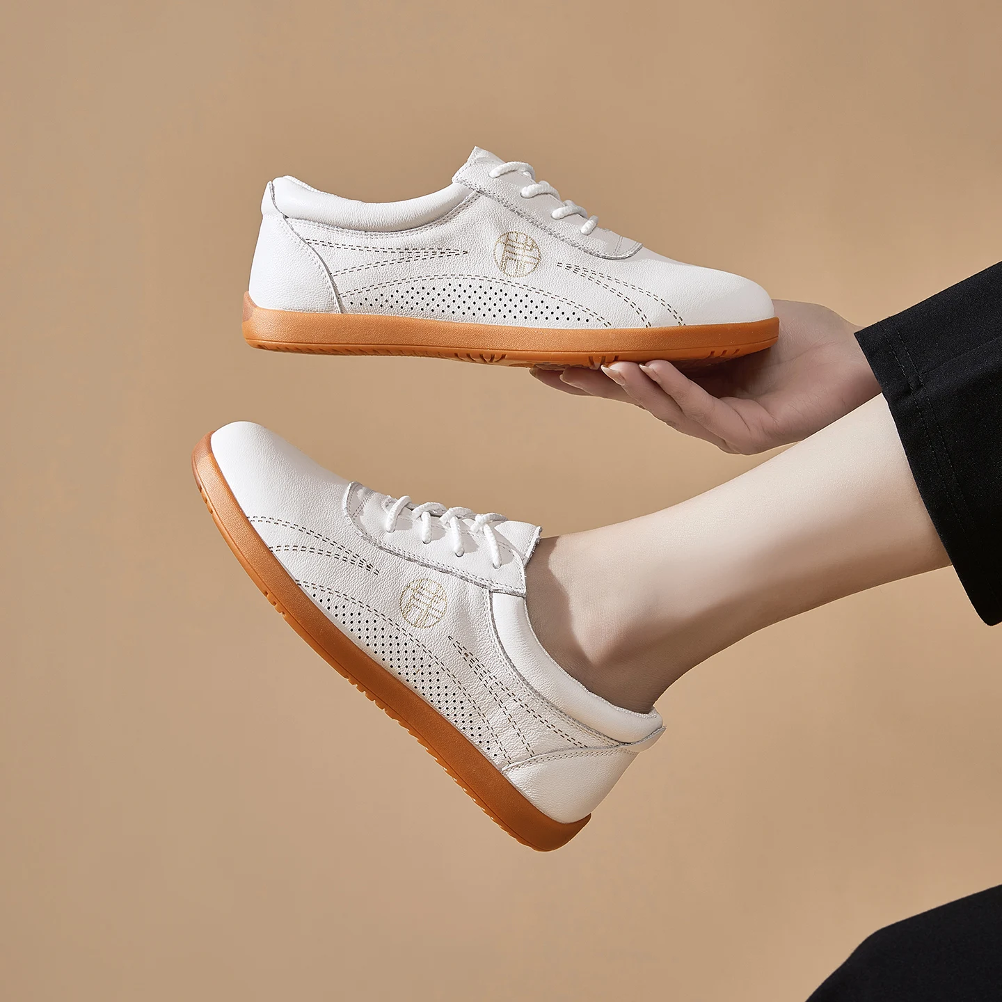 New Style Genuine Leather Soft-Soled Casual Shoes for Women, Black Lace-Up Breathable Rubber Sole Non-Slip Shoes, Versatile for Commuting and Daily Wear, Comfortable for Long Standing Without Tiring the Feet