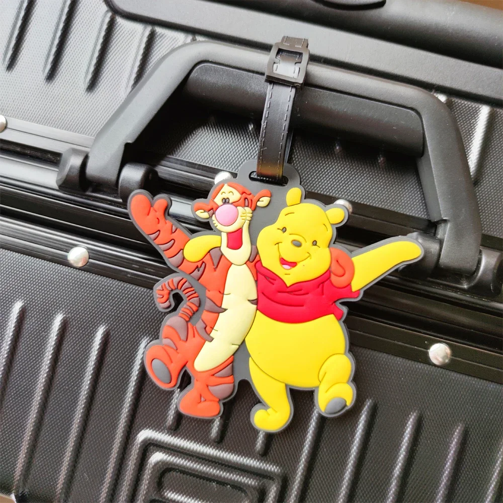 น่ารัก Disney Anime Winnie Pooh แท็กกระเป๋าเดินทางกระเป๋าเดินทาง ID ที่อยู่ผู้ถือ Baggage Boarding Tags แบบพกพาป้าย