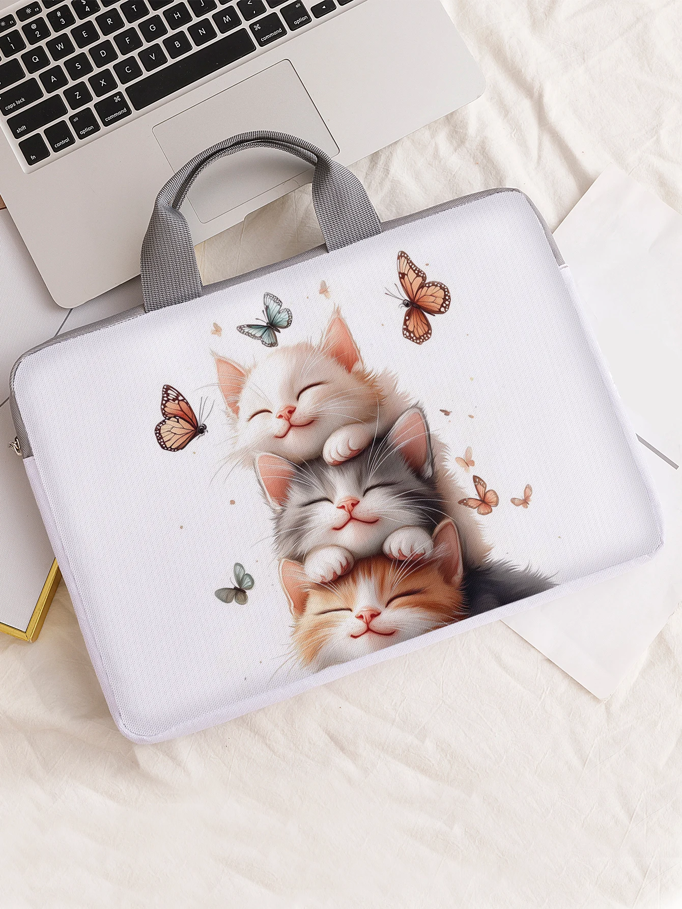 One Set, Two Styles, Stacked Cats with Butterflies Pattern Printed Laptop Sleeve, Briefcase, Suitable for 14-inch Laptops