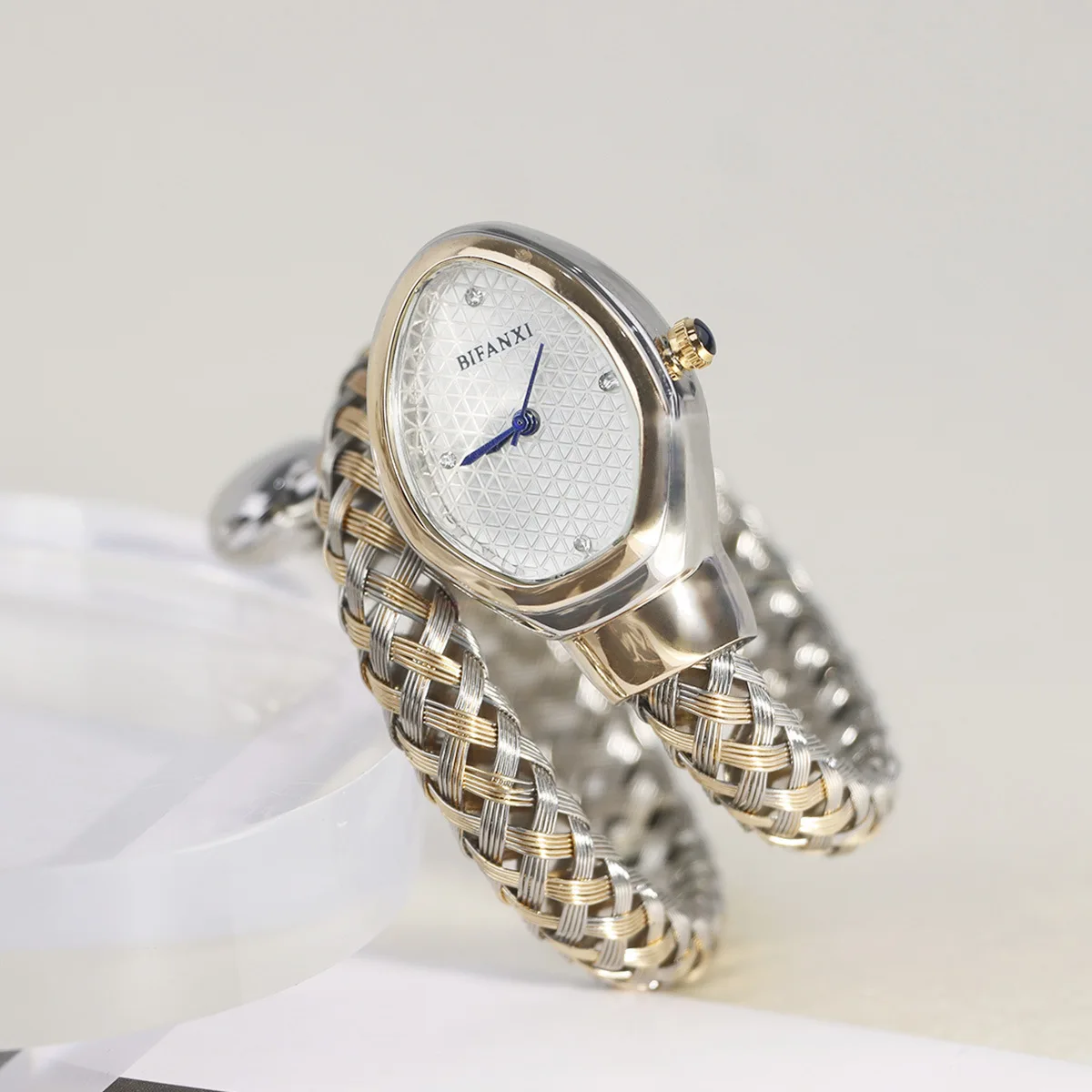 

Unique Snake Gold Hot Sell Quartz Watches Women's Simple Classic Style Watch For Women Bling Luxury Ladies Watch Clock Relogio