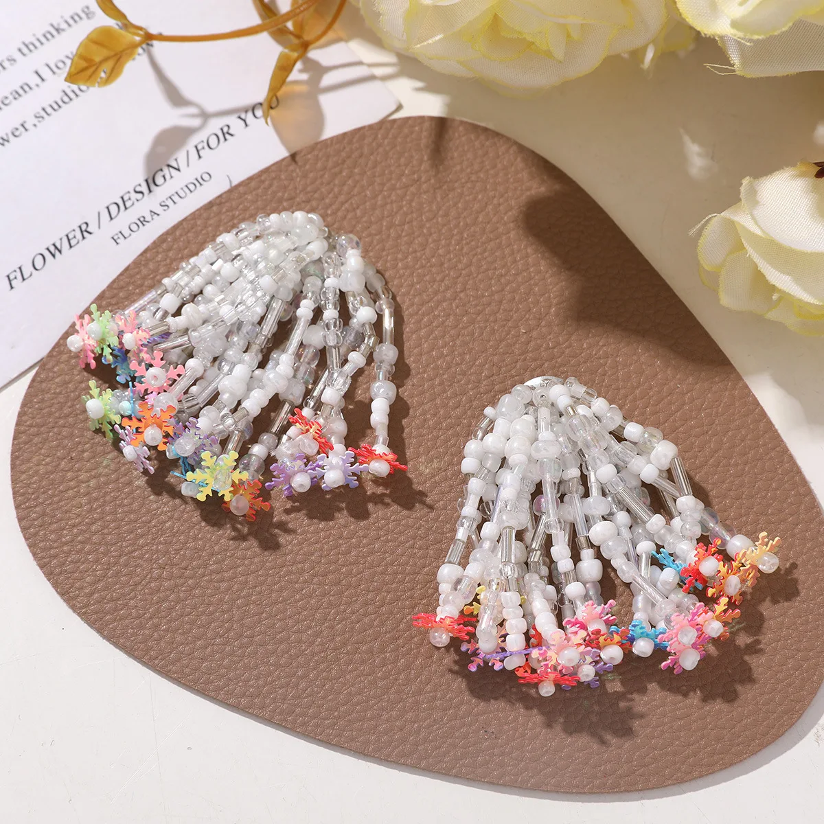 

10 шт., динамические цветные маленькие снежинки, стеклянные бусины, нашивки с кисточками для одежды, повязок для волос, головных уборов, нашивка для цветочных аксессуаров