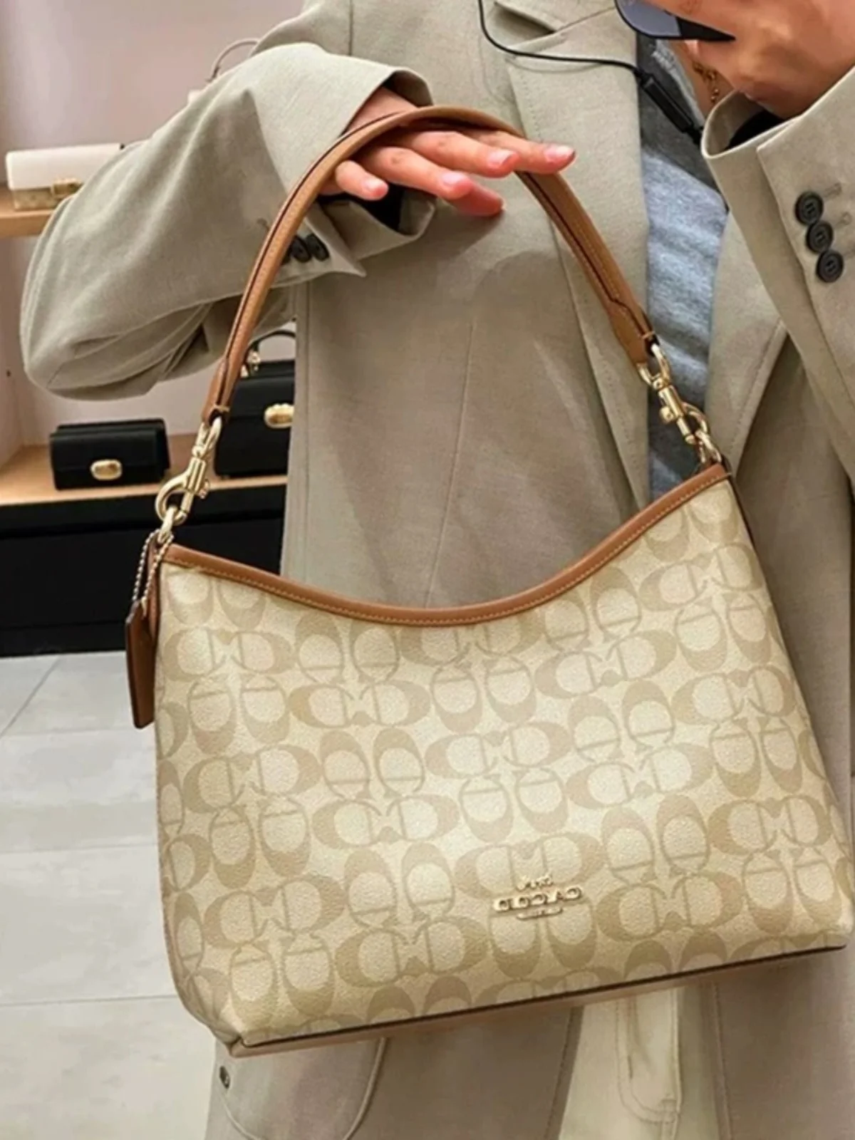 홍콩 여성 가방 2025 신상 럭셔리 천연 가죽 다용도 출퇴근용 언더암 토트백 크로스바디백