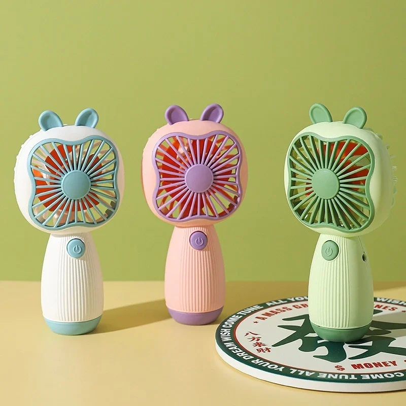 Nuovo piccolo ventilatore creativo Interfaccia di ricarica USB Cartone animato Studente carino Grande vento Piccolo ventilatore portatile