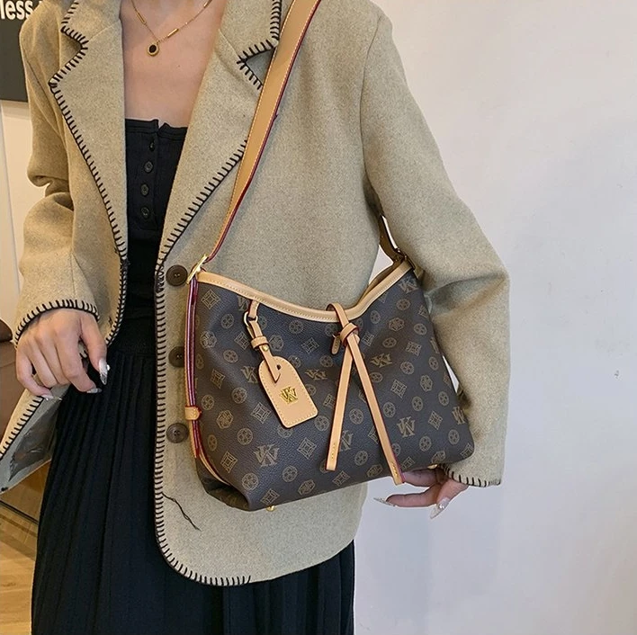 fashionable-unique-vintage-diaper-bag-luxury-leather-for-women-large-capacity-designer-shoulder-bag-elegant-crossbody-minimalist