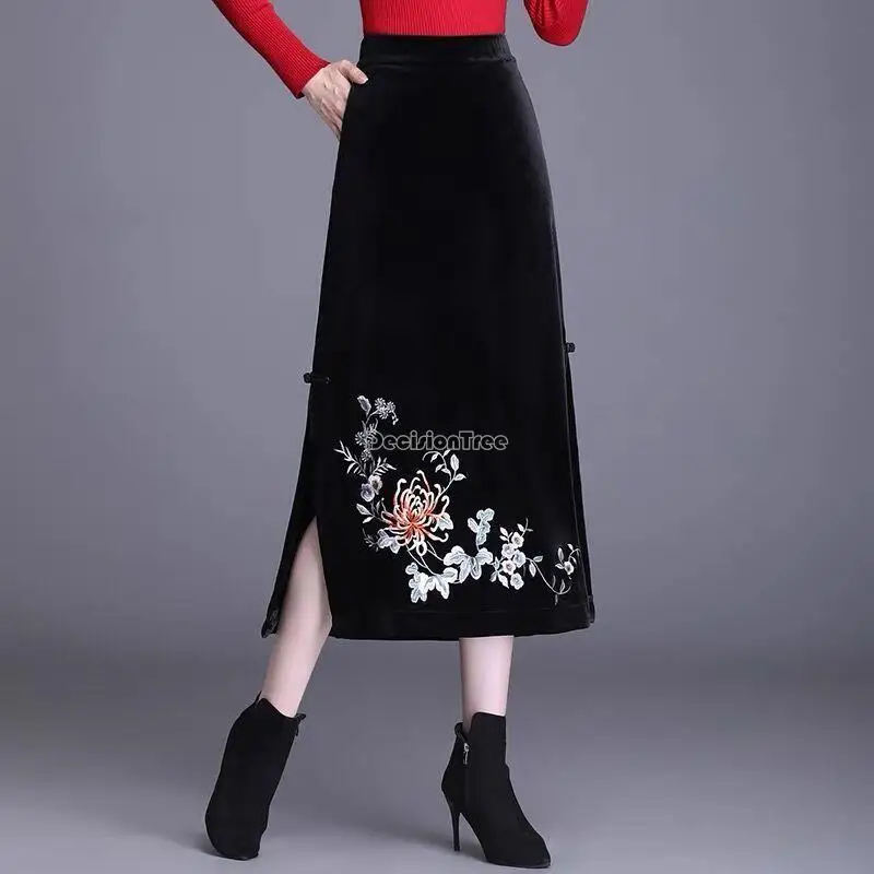 

2023 chinese velvet embroidered skirt spring and autumn new female black side slit mid-length cheongsam button skirt female s953