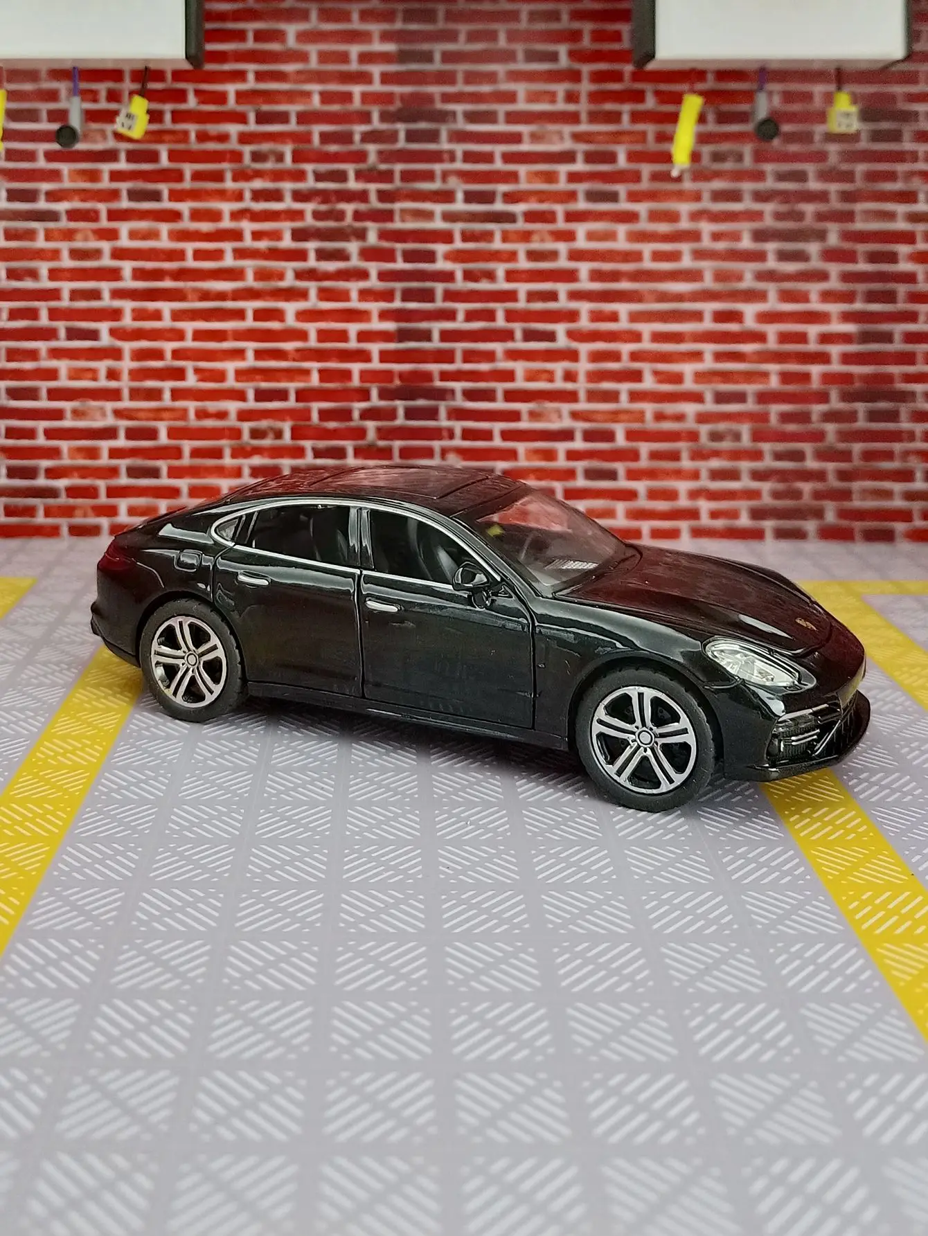 โมเดลรถโลหะผสม Palamera ขนาด 1:32 พร้อมประตูทั้งสองข้างที่สามารถเปิดได้ และฝากระโปรงหน้าและฝากระโปรงท้ายสามารถเปิดได้