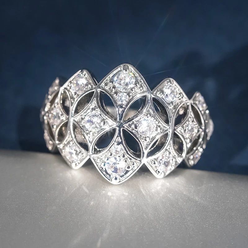 Huitan Ring mit ausgehöhltem Design und kubischem Zirkonia für Verlobungszeremonien, Damen-Hochzeitsfeier-Accessoires, täglich tragbarer Bandschmuck