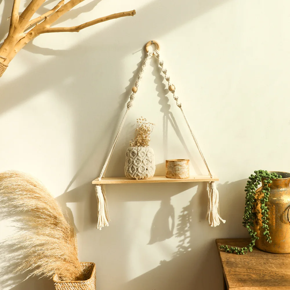 Handgefertigtes, gewebtes Blumentopfregal mit Quasten und Holzperlen, einfache Wanddekoration für Wohnzimmer und Zuhause.