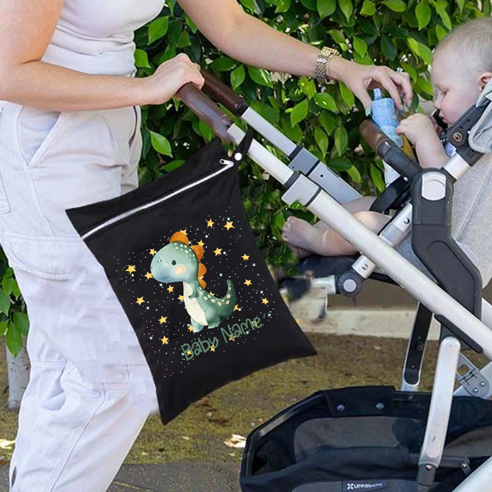 

Сухой мешок с милым динозавром и именем для ребенка, водонепроницаемая многоразовая моющаяся сумка для подгузников для путешествий, пляжный купальник, подгузники