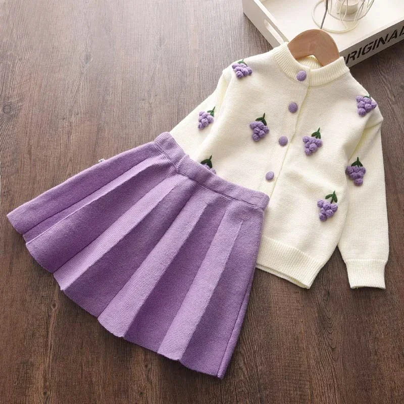 Abbigliamento per bambini Ragazze Inverno Abbigliamento per bambini Cartone animato Uva Fragola Decorazione Maglione Cardigan + Set gonna a pieghe