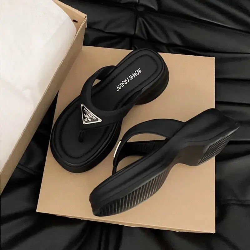 

2024 Summer New Niche Senior Women's Slippers Outside To Wear Pinch Foot Beach Holiday Beach Shoes Thick Soles Flip-flops