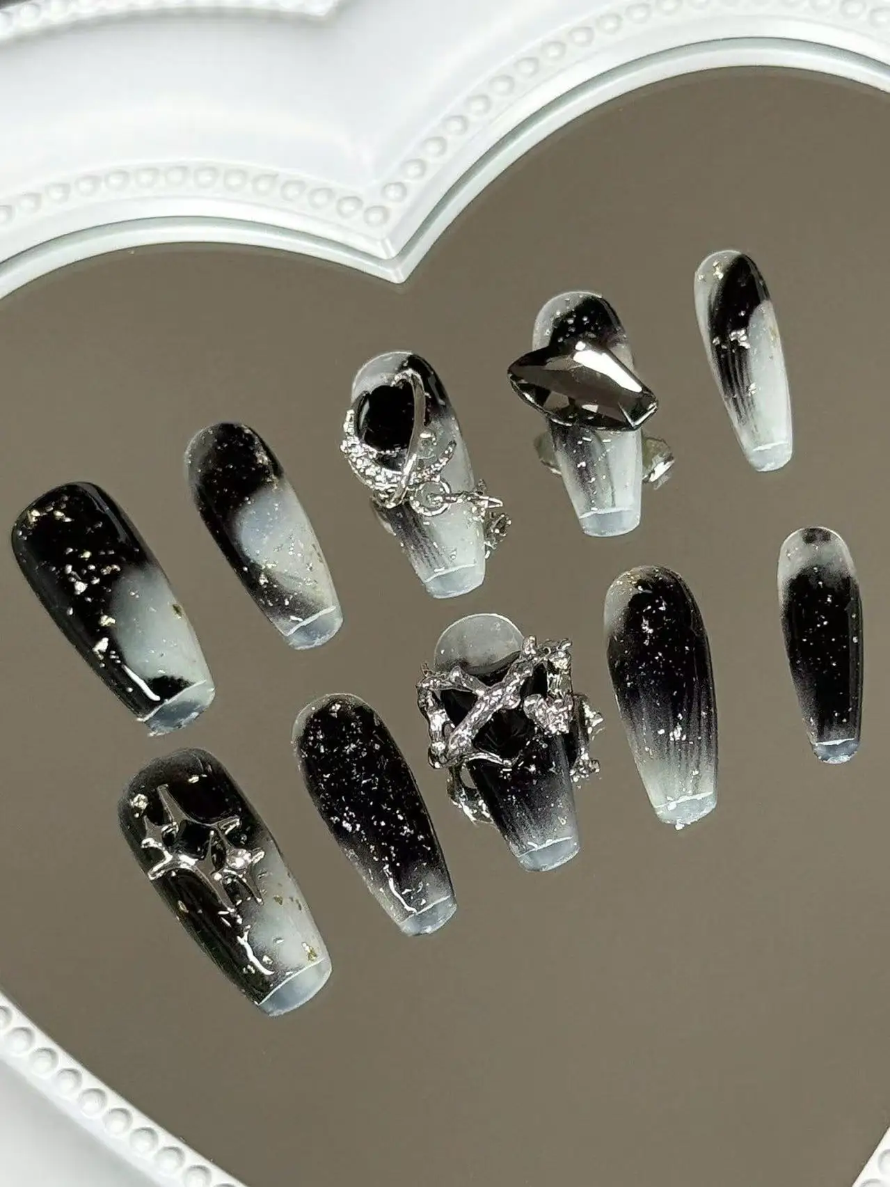 10 faux ongles longs trapézoïdaux de style punk, faits à la main, adaptés aux jeunes filles Y2K, à la sub-culture punk, aux looks d'Halloween, aux tenues en cuir foncé, aux séances photo de mode urbaine et à un usage quotidien pour les femmes cool et stylées.