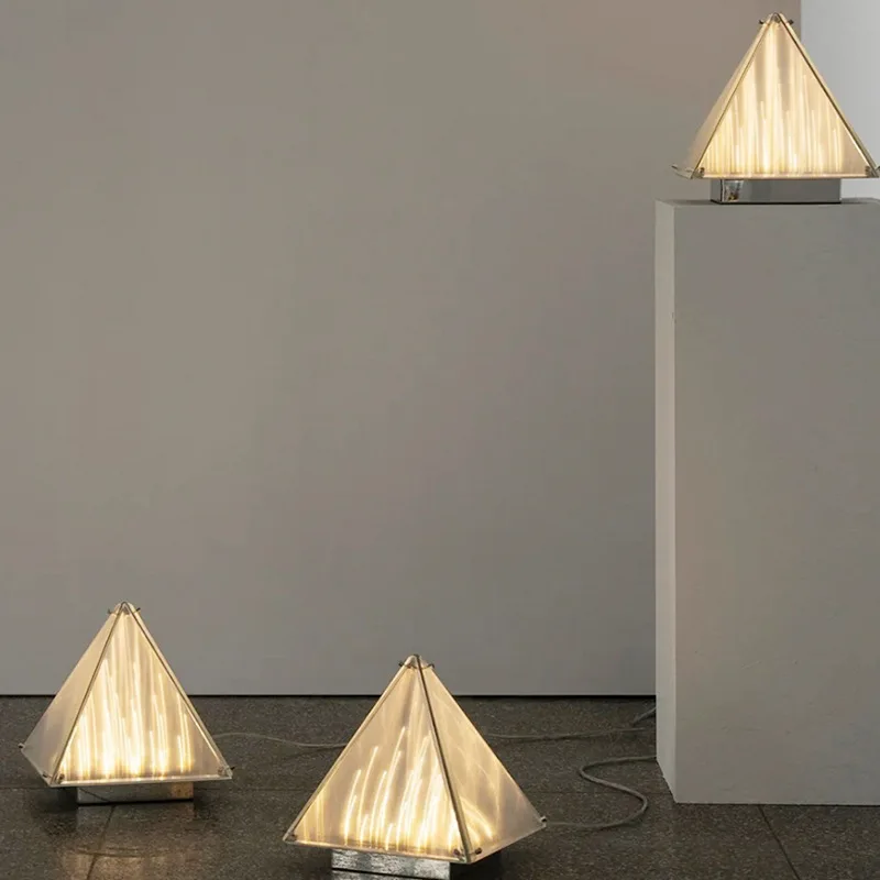 Модель спальни прикроватная фрагмент настольная лампа в стиле ар-деко