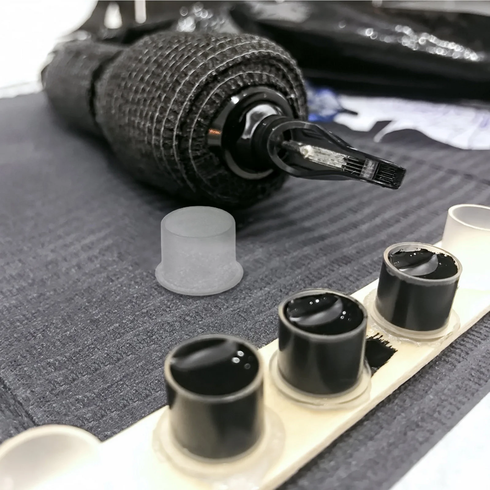 

600 шт., чашки для чернил для татуировки, пластиковые маленькие держатели для чернил круглой формы, стабильные контейнеры для пигментов с плоским дном, принадлежности для татуировок для художников