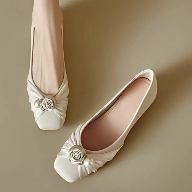 2025 einzelne Schuhe Herbst neue spitze Zehen flache Slip Strass Blume weiche Sohle Anti-Rutsch verschleißfeste Low-Top-Schuhe
