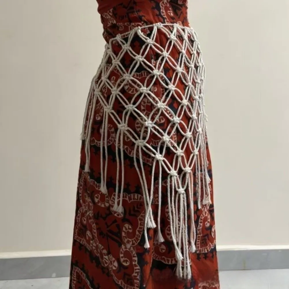 cinto-de-cintura-com-franjas-de-rede-estilo-boemio-com-detalhes-decorativos-em-forma-de-borla-design-etnico-feito-a-mao-para-usar-sobre-o-biquini-faixa-de-cintura-versatil-para-diferentes-estilos